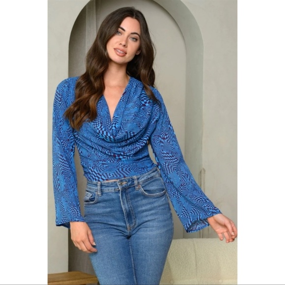 HYFVE- Cropped, Western, Chic Blouse in a Cool Blue abstract print - S, M, L - Picture 5 of 8